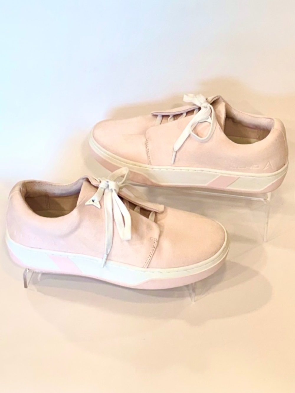 NWOB Women's Size 8.5 Designer Sneakers LGND Lady S2 Cheeky, Blush Pink Suede.